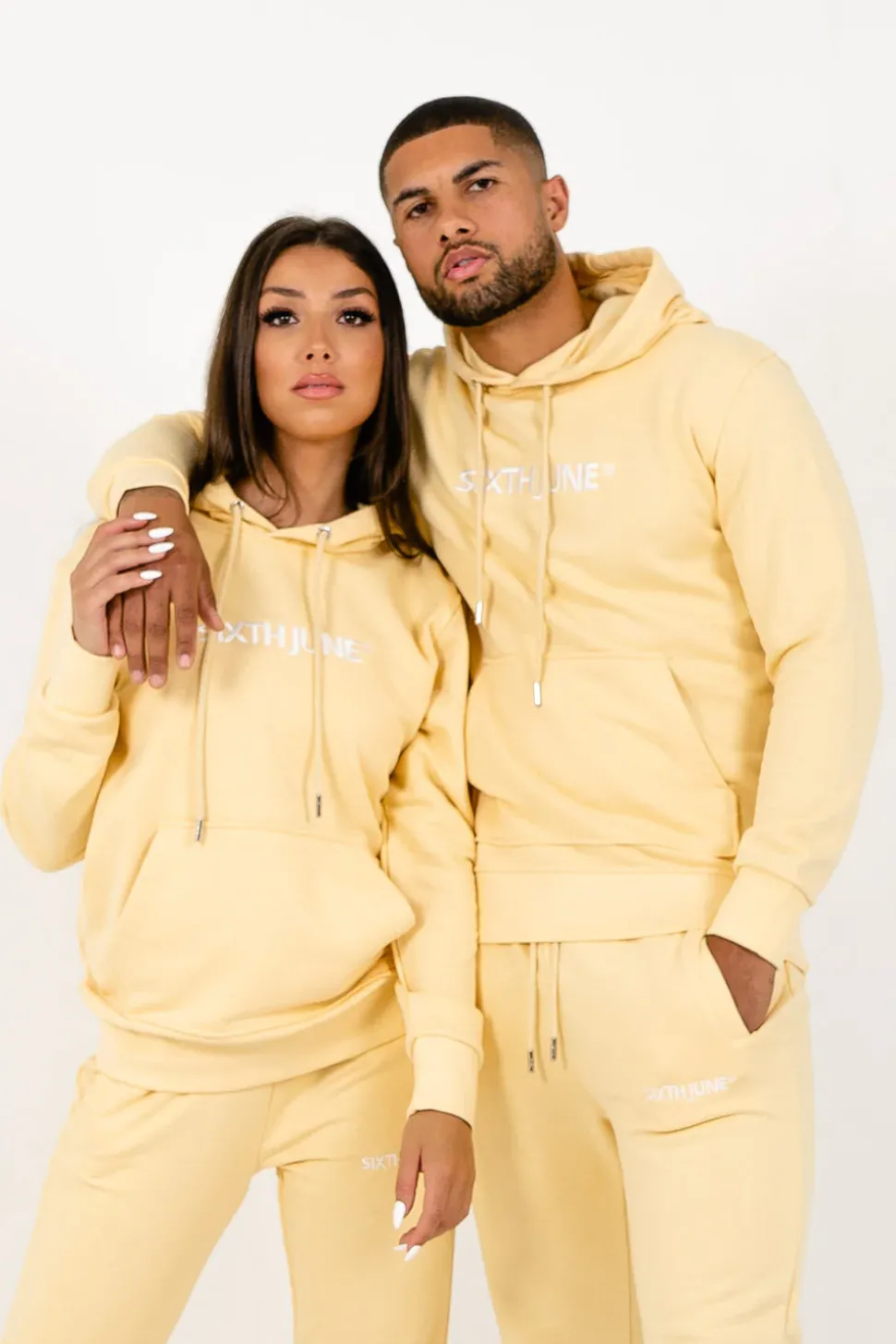 Sweatshirt Capuche Logo Brode Jaune